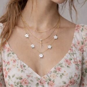 🆕⚪️⚜️Trendy and fun multi layered necklace chain with clover leaf